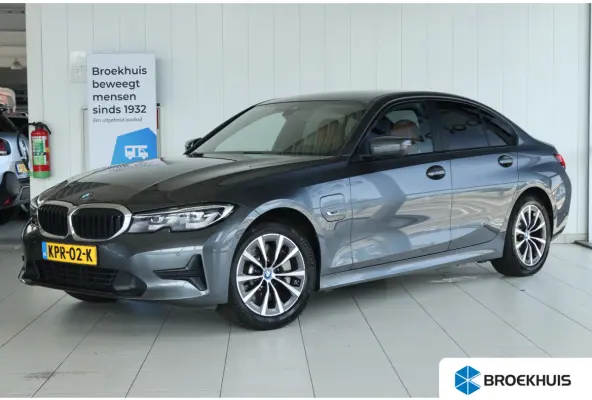 330e Business Edition Plus | Cruise Control | Camera | Stoelverwarming | LEDER | Carplay | Navi | Climate | 17 Inch |