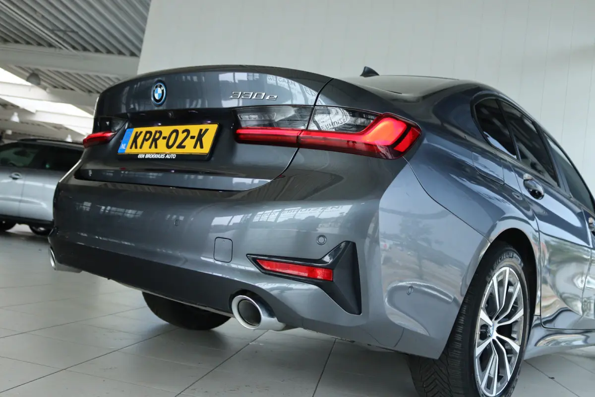 330e Business Edition Plus | Cruise Control | Camera | Stoelverwarming | LEDER | Carplay | Navi | Climate | 17 Inch |