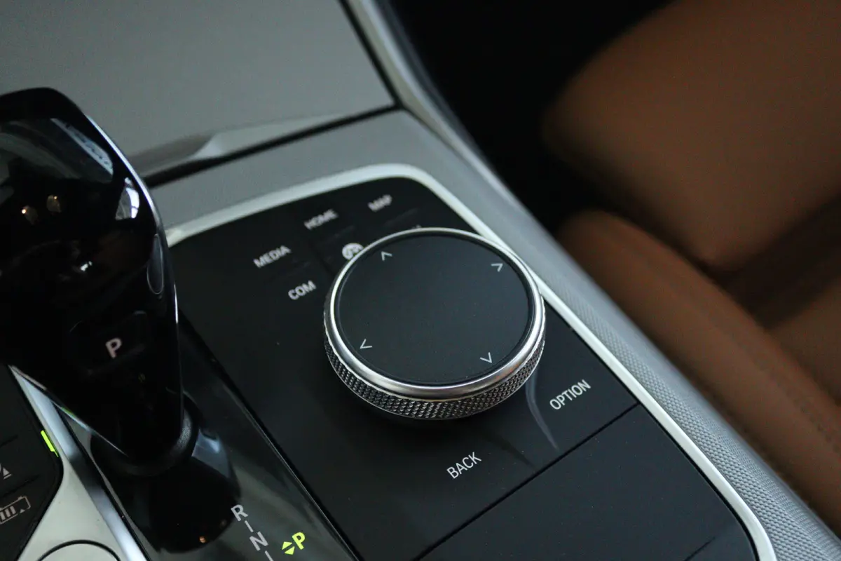 330e Business Edition Plus | Cruise Control | Camera | Stoelverwarming | LEDER | Carplay | Navi | Climate | 17 Inch |