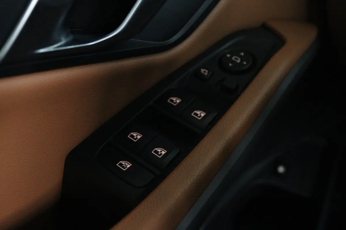 330e Business Edition Plus | Cruise Control | Camera | Stoelverwarming | LEDER | Carplay | Navi | Climate | 17 Inch |