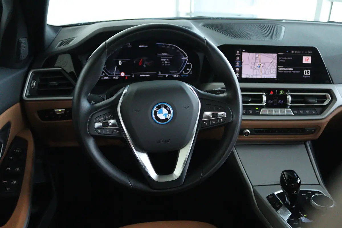 330e Business Edition Plus | Cruise Control | Camera | Stoelverwarming | LEDER | Carplay | Navi | Climate | 17 Inch |