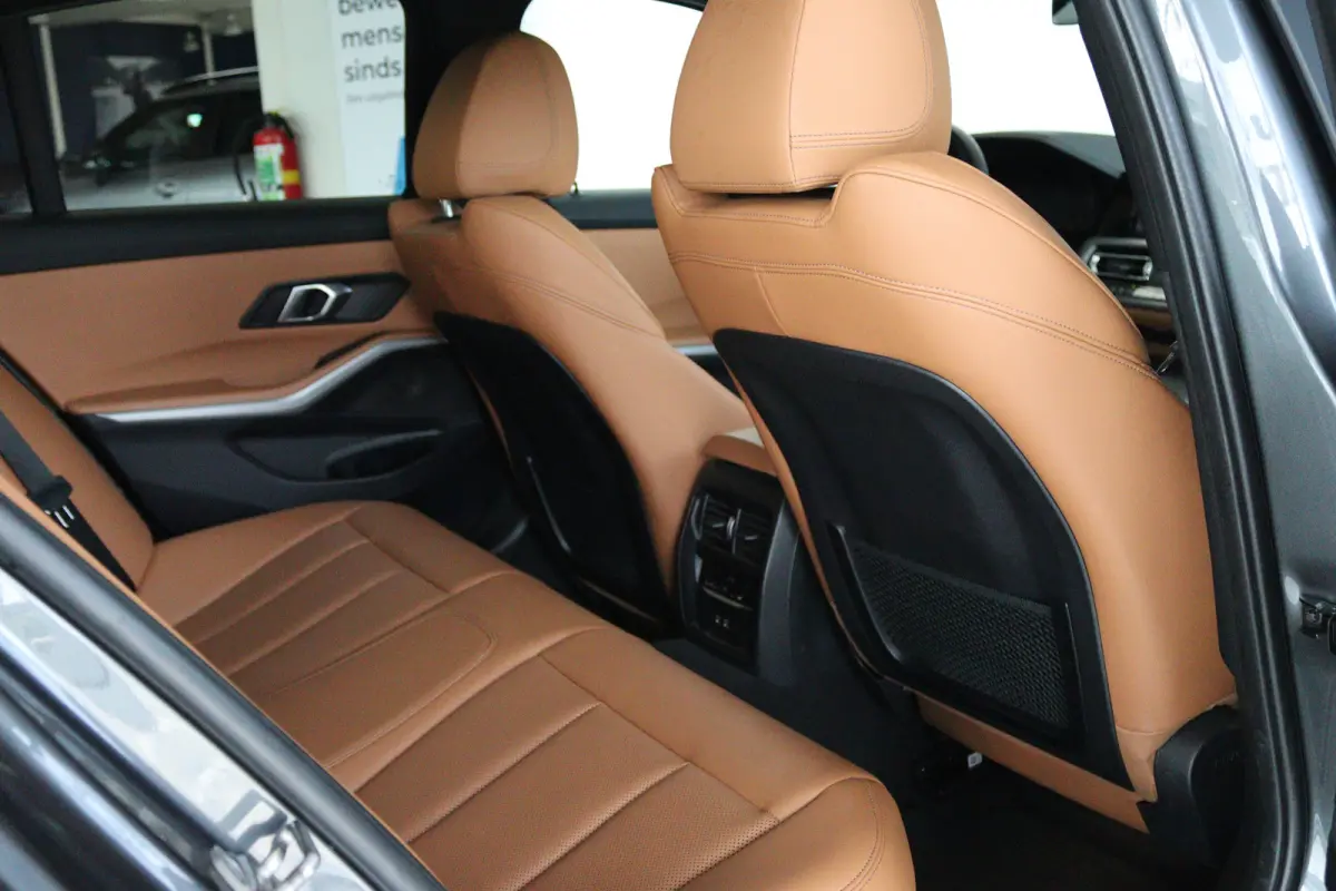 330e Business Edition Plus | Cruise Control | Camera | Stoelverwarming | LEDER | Carplay | Navi | Climate | 17 Inch |