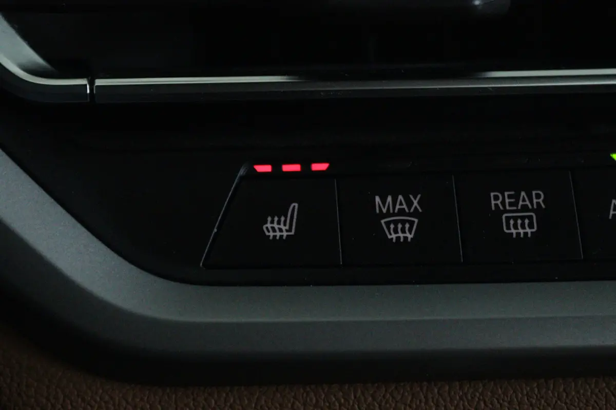 330e Business Edition Plus | Cruise Control | Camera | Stoelverwarming | LEDER | Carplay | Navi | Climate | 17 Inch |