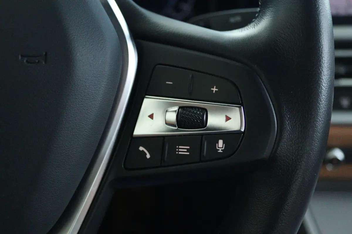 330e Business Edition Plus | Cruise Control | Camera | Stoelverwarming | LEDER | Carplay | Navi | Climate | 17 Inch |