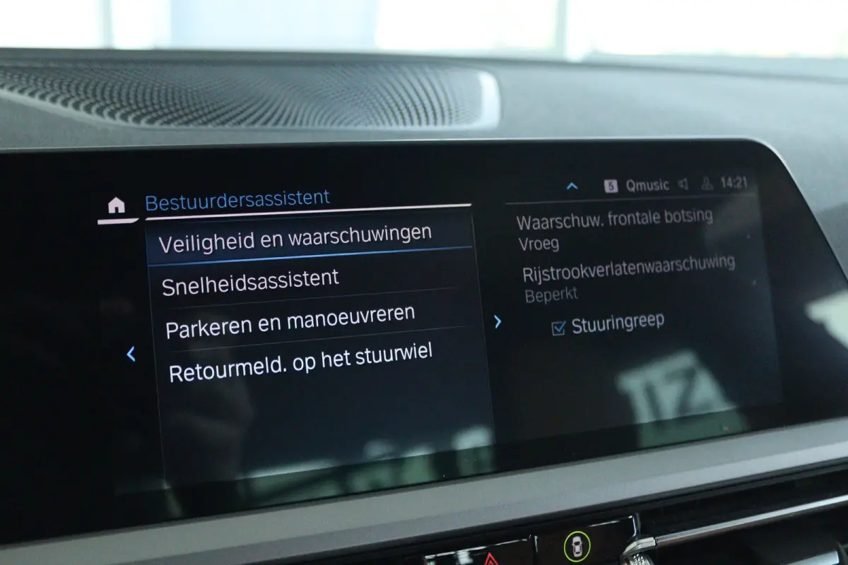 330e Business Edition Plus | Cruise Control | Camera | Stoelverwarming | LEDER | Carplay | Navi | Climate | 17 Inch |