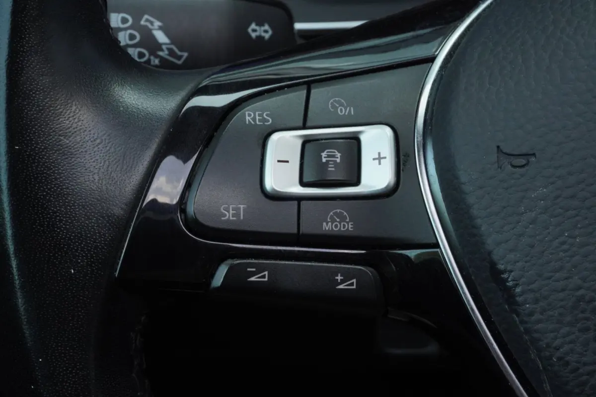 1.0 TSI Highline Business R Line+Pano-dak+Led+Navi++Keyless= DEALER ONDERDOUDEN !!