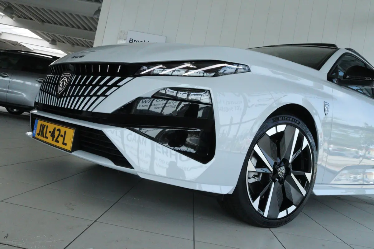 1.6 Plug-in Hybrid 195 GT | Adapt. Cruise | Focal Audio | Schuifdak | 360 Camera | Elektr. klep | Keyless | Carplay | Navi | Climate | MATRIX | 18 Inch | Standkachel