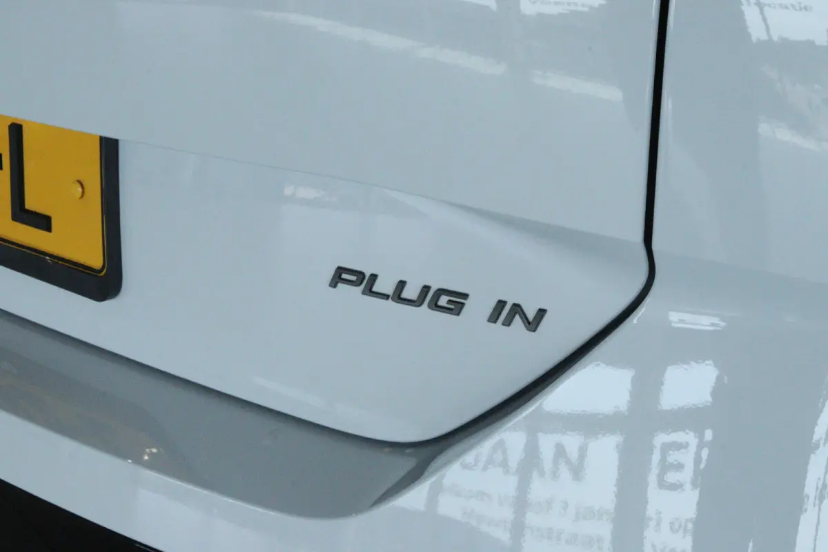 1.6 Plug-in Hybrid 195 GT | Adapt. Cruise | Focal Audio | Schuifdak | 360 Camera | Elektr. klep | Keyless | Carplay | Navi | Climate | MATRIX | 18 Inch | Standkachel