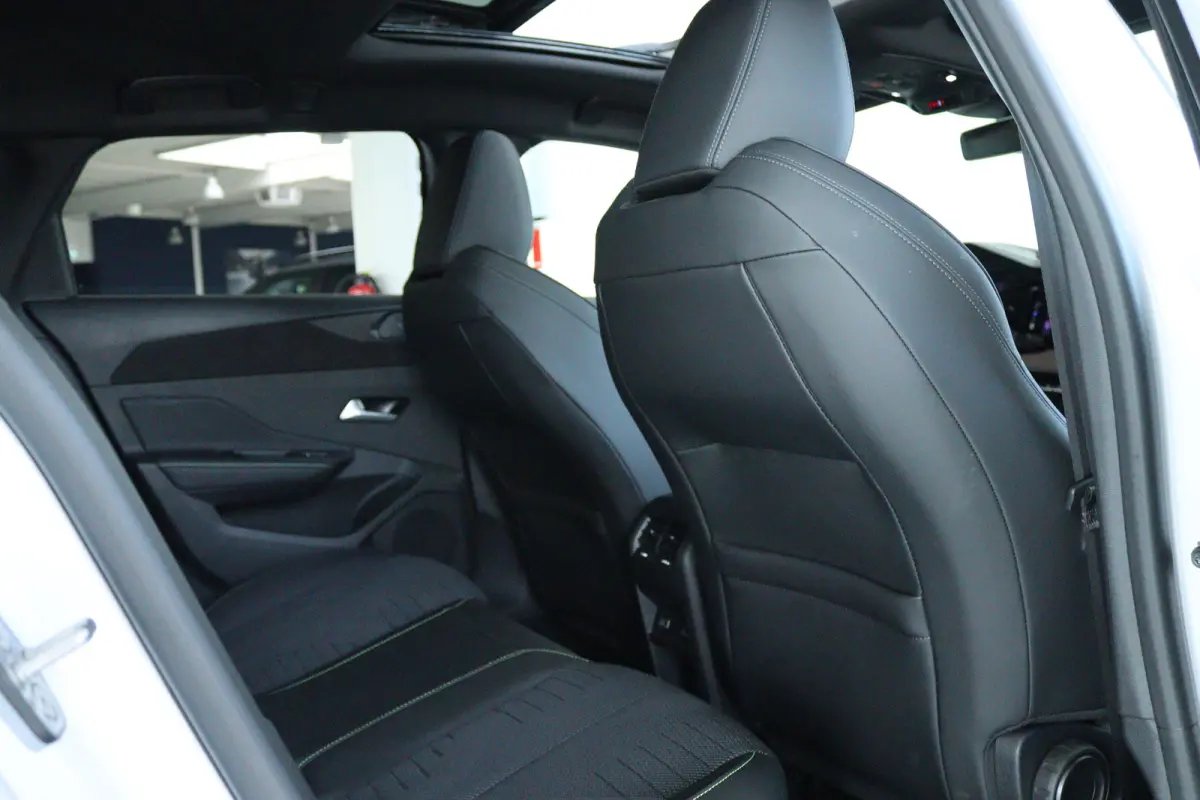 1.6 Plug-in Hybrid 195 GT | Adapt. Cruise | Focal Audio | Schuifdak | 360 Camera | Elektr. klep | Keyless | Carplay | Navi | Climate | MATRIX | 18 Inch | Standkachel