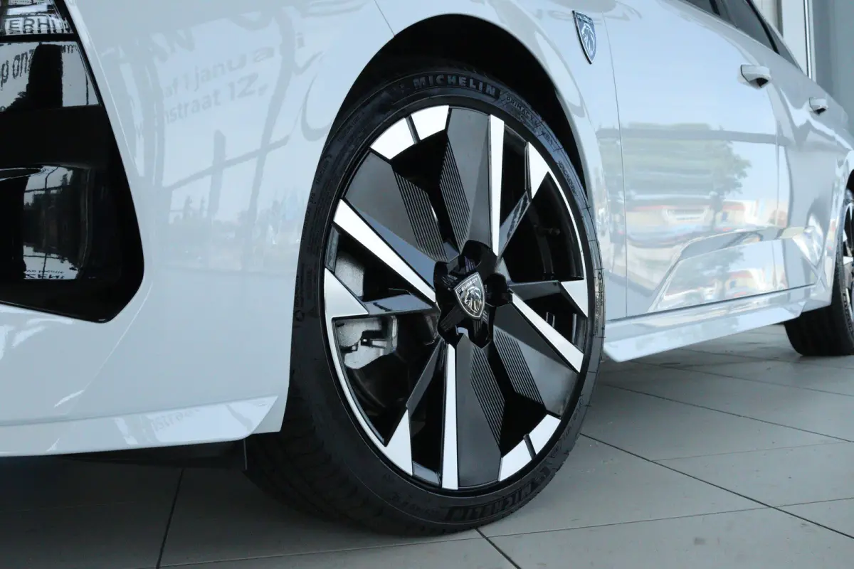 1.6 Plug-in Hybrid 195 GT | Adapt. Cruise | Focal Audio | Schuifdak | 360 Camera | Elektr. klep | Keyless | Carplay | Navi | Climate | MATRIX | 18 Inch | Standkachel