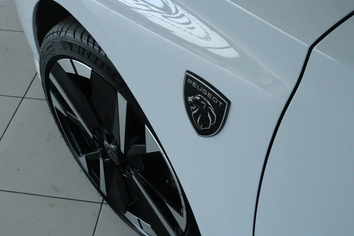 1.6 Plug-in Hybrid 195 GT | Adapt. Cruise | Focal Audio | Schuifdak | 360 Camera | Elektr. klep | Keyless | Carplay | Navi | Climate | MATRIX | 18 Inch | Standkachel