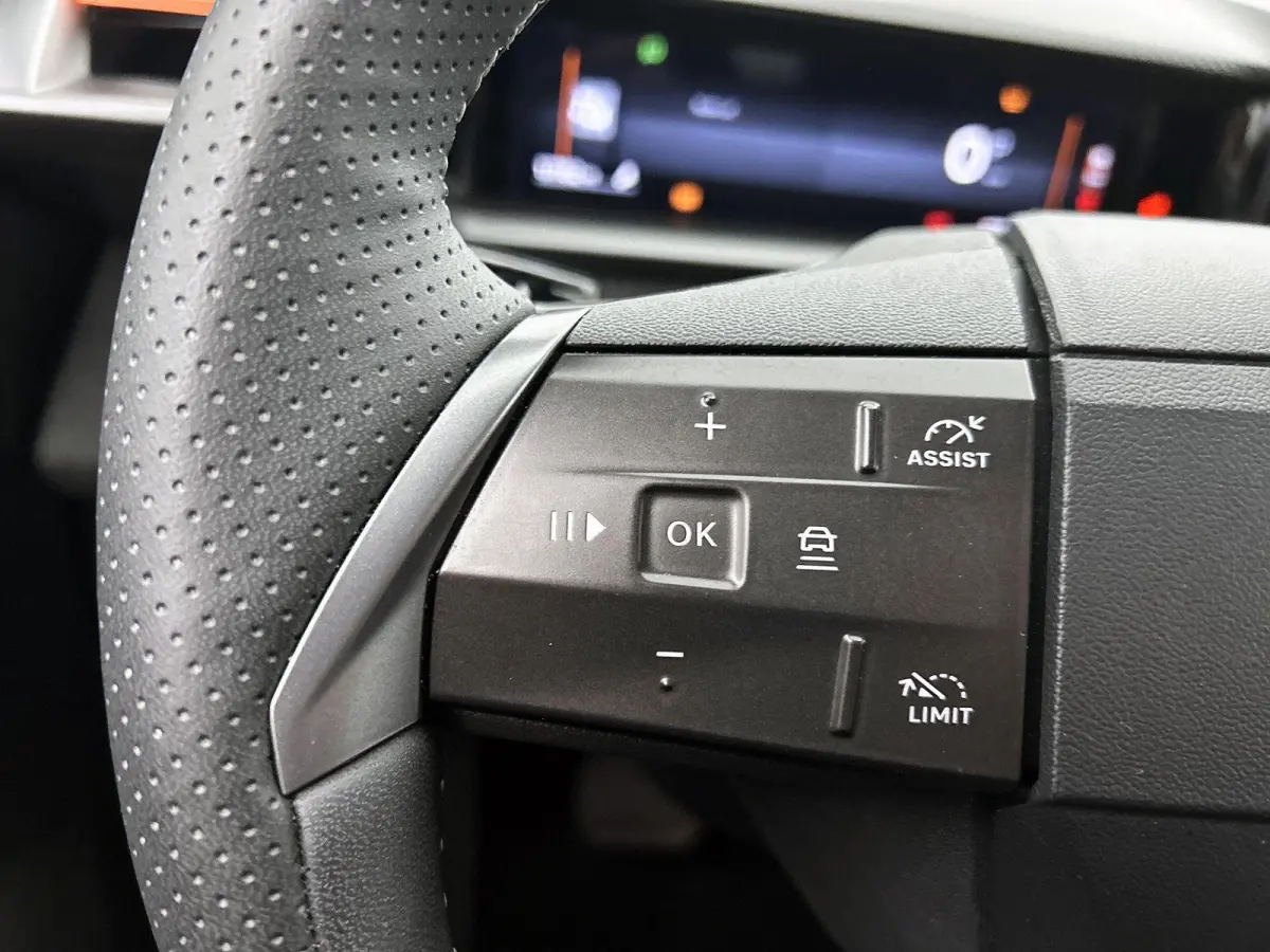 1.2 Turbo Hybrid GS Achteruitrijcamera / Apple Carplay/Android Auto / Vol Automatische airco / matrix LED koplampen / LMV 19"
