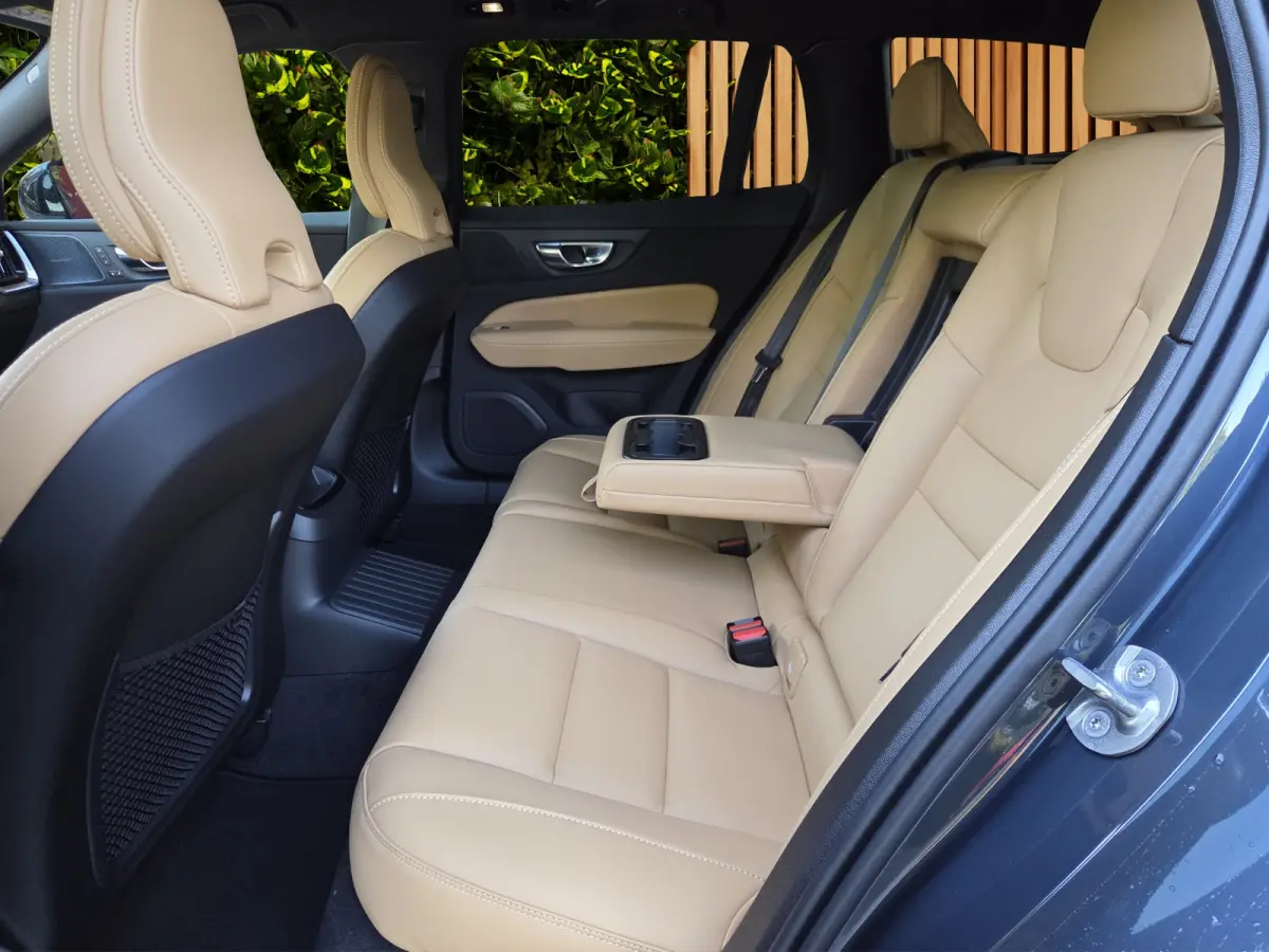 2.0 T6 Plug-in hybrid AWD Ultra Dark | Massage/ventilatie | Pano | HUD | Memory | Pilot Assist | 360 Camera