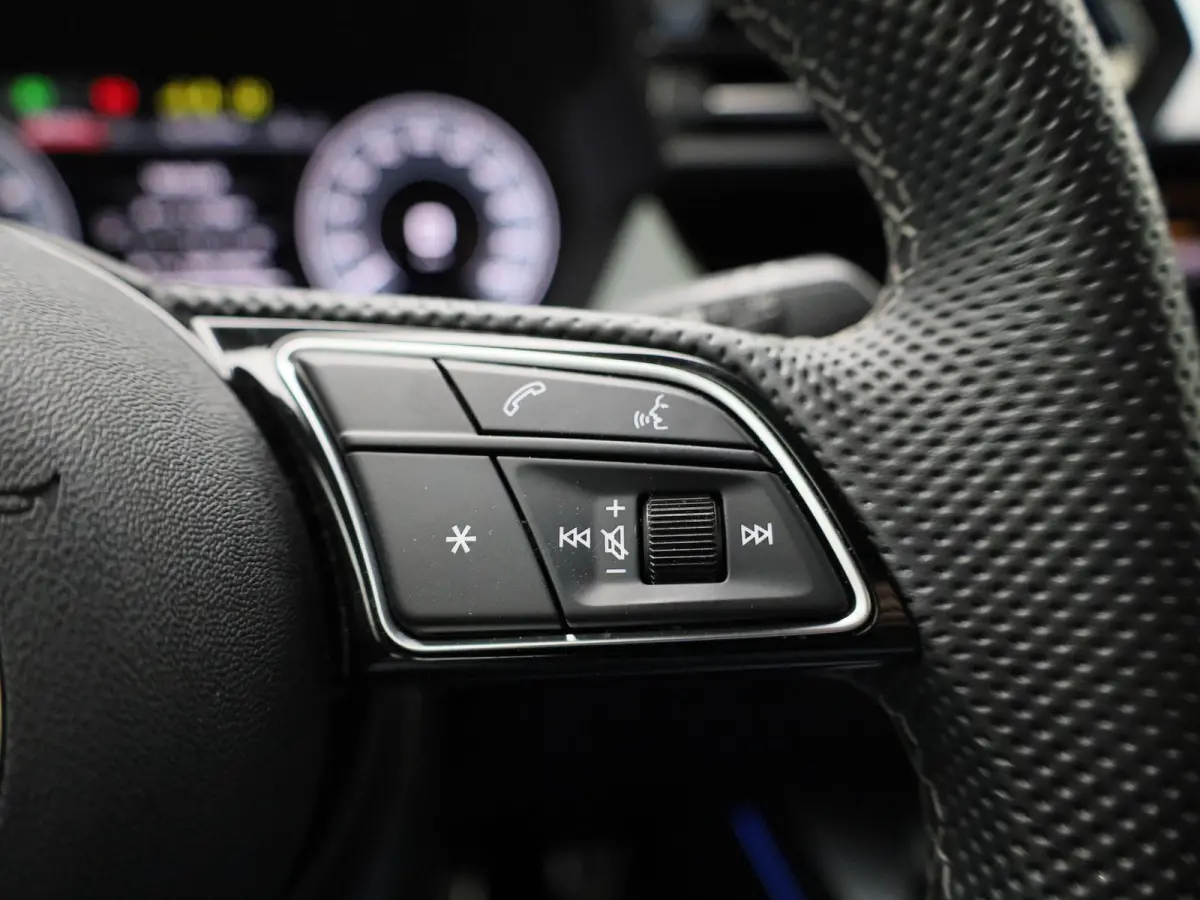 40 TFSI e S edition 204 PK | Adaptive cruise control | Achteruitrijcamera | Stoelverwarming | Climate control | Navigatie | Optiekpakket zwart plus | SONOS | Smartphone interface | Lichtmeta