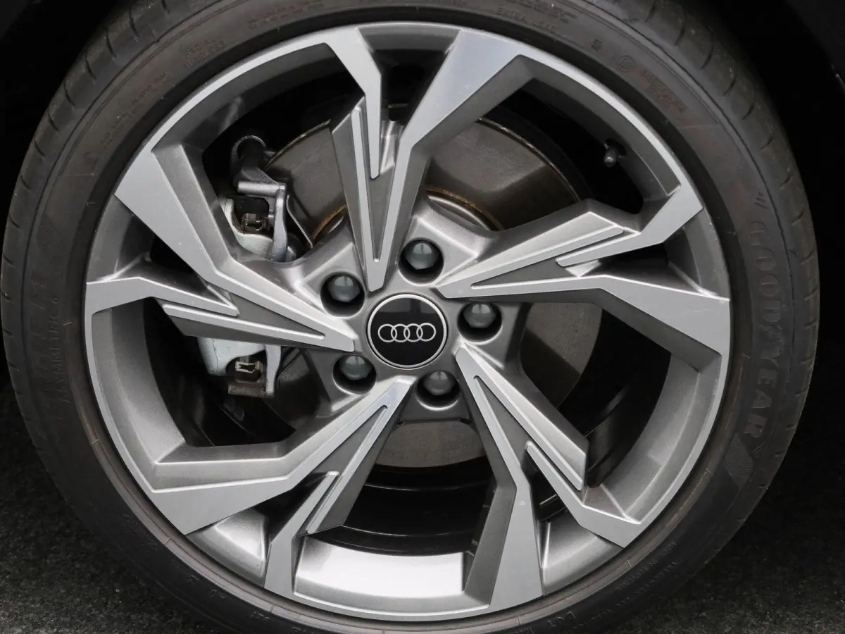 40 TFSI e S edition 204 PK | Adaptive cruise control | Achteruitrijcamera | Stoelverwarming | Climate control | Navigatie | Optiekpakket zwart plus | SONOS | Smartphone interface | Lichtmeta