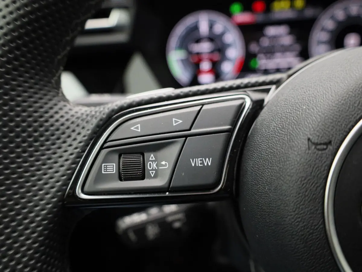 40 TFSI e S edition 204 PK | Adaptive cruise control | Achteruitrijcamera | Stoelverwarming | Climate control | Navigatie | Optiekpakket zwart plus | SONOS | Smartphone interface | Lichtmeta