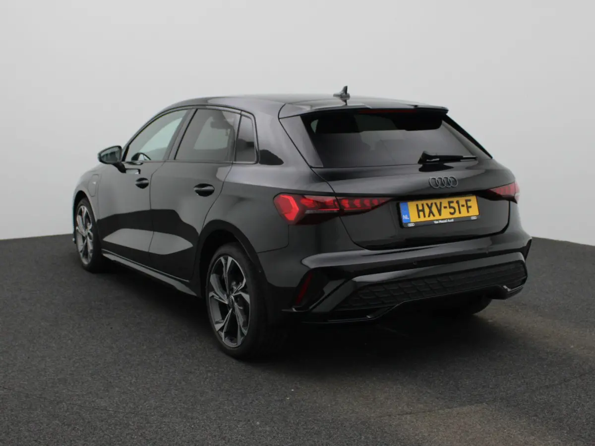 40 TFSI e S edition 204 PK | Adaptive cruise control | Achteruitrijcamera | Stoelverwarming | Climate control | Navigatie | Optiekpakket zwart plus | SONOS | Smartphone interface | Lichtmeta