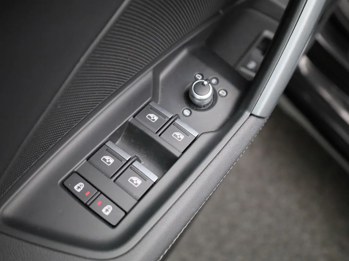 40 TFSI e S edition 204 PK | Adaptive cruise control | Achteruitrijcamera | Stoelverwarming | Climate control | Navigatie | Optiekpakket zwart plus | SONOS | Smartphone interface | Lichtmeta