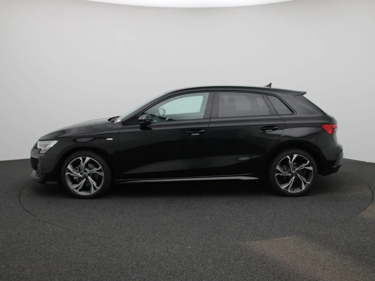 40 TFSI e S edition 204 PK | Adaptive cruise control | Achteruitrijcamera | Stoelverwarming | Climate control | Navigatie | Optiekpakket zwart plus | SONOS | Smartphone interface | Lichtmeta
