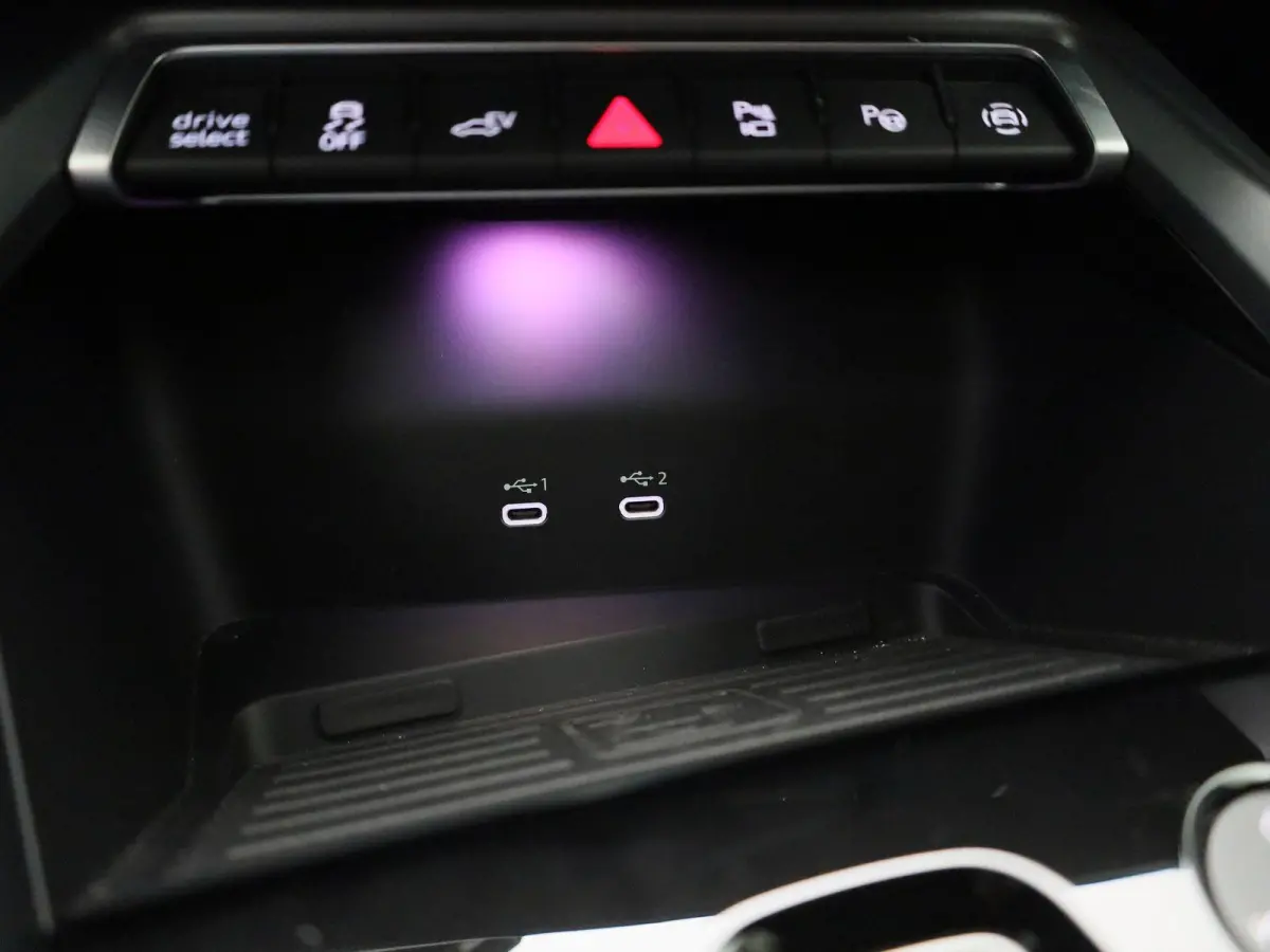 40 TFSI e S edition 204 PK | Adaptive cruise control | Achteruitrijcamera | Stoelverwarming | Climate control | Navigatie | Optiekpakket zwart plus | SONOS | Smartphone interface | Lichtmeta