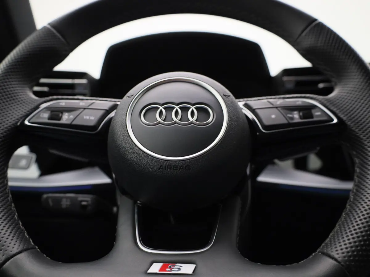 40 TFSI e S edition 204 PK | Adaptive cruise control | Achteruitrijcamera | Stoelverwarming | Climate control | Navigatie | Optiekpakket zwart plus | SONOS | Smartphone interface | Lichtmeta