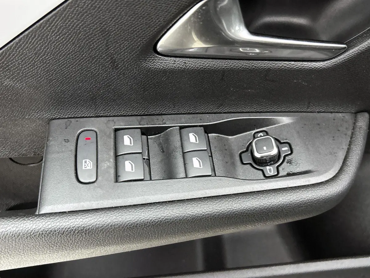 1.2 Business Edition 110pk | Navigatie | Adaptieve Cruise Control | Camera | LED | Keyless Entry/Start | Stoelverwarming | Apple Carplay/Android Auto |