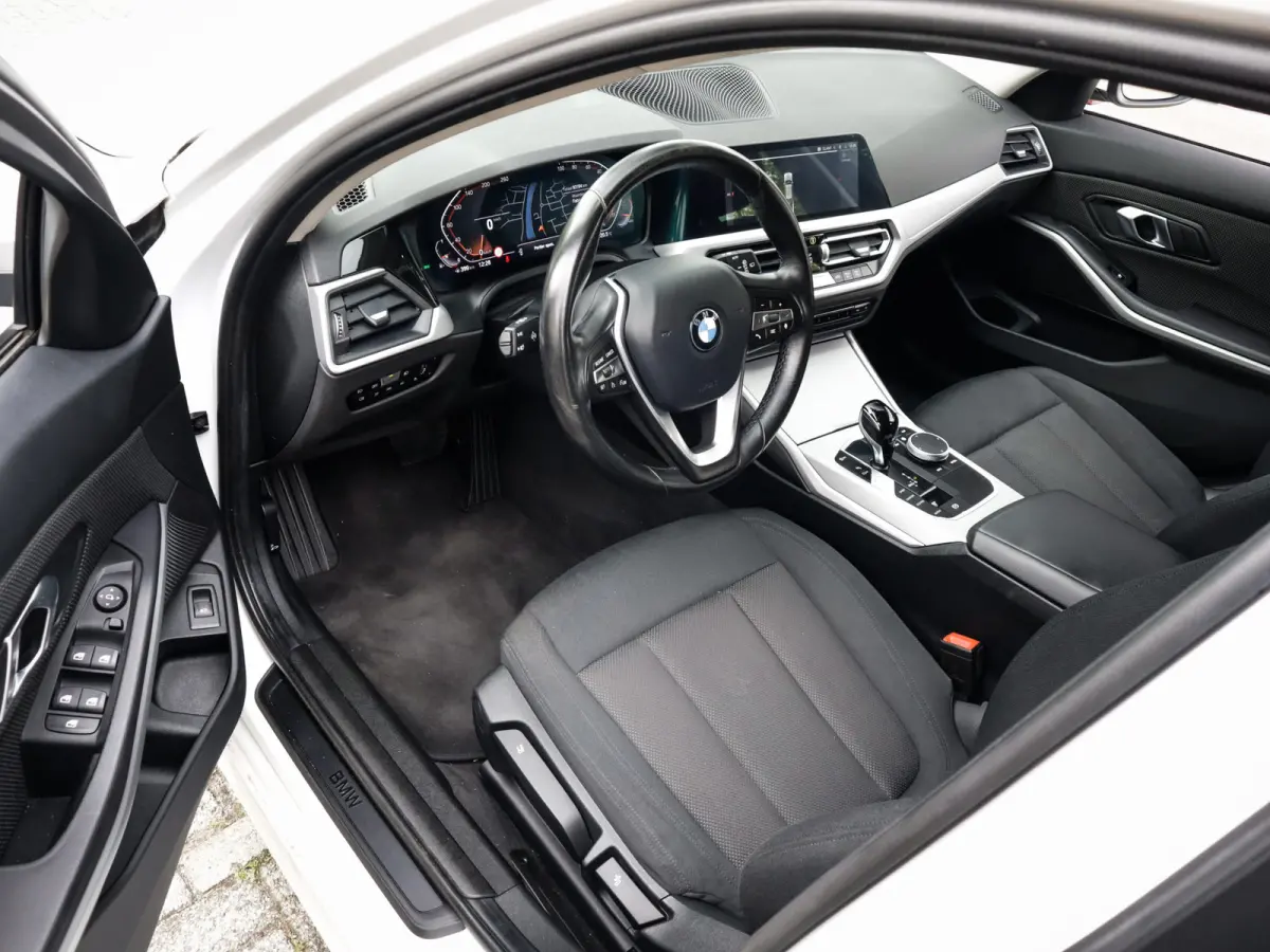 320i Business Edition 1e-Eig. & Dealer-Onderh. BOVAG-Garantie. NL-Auto.