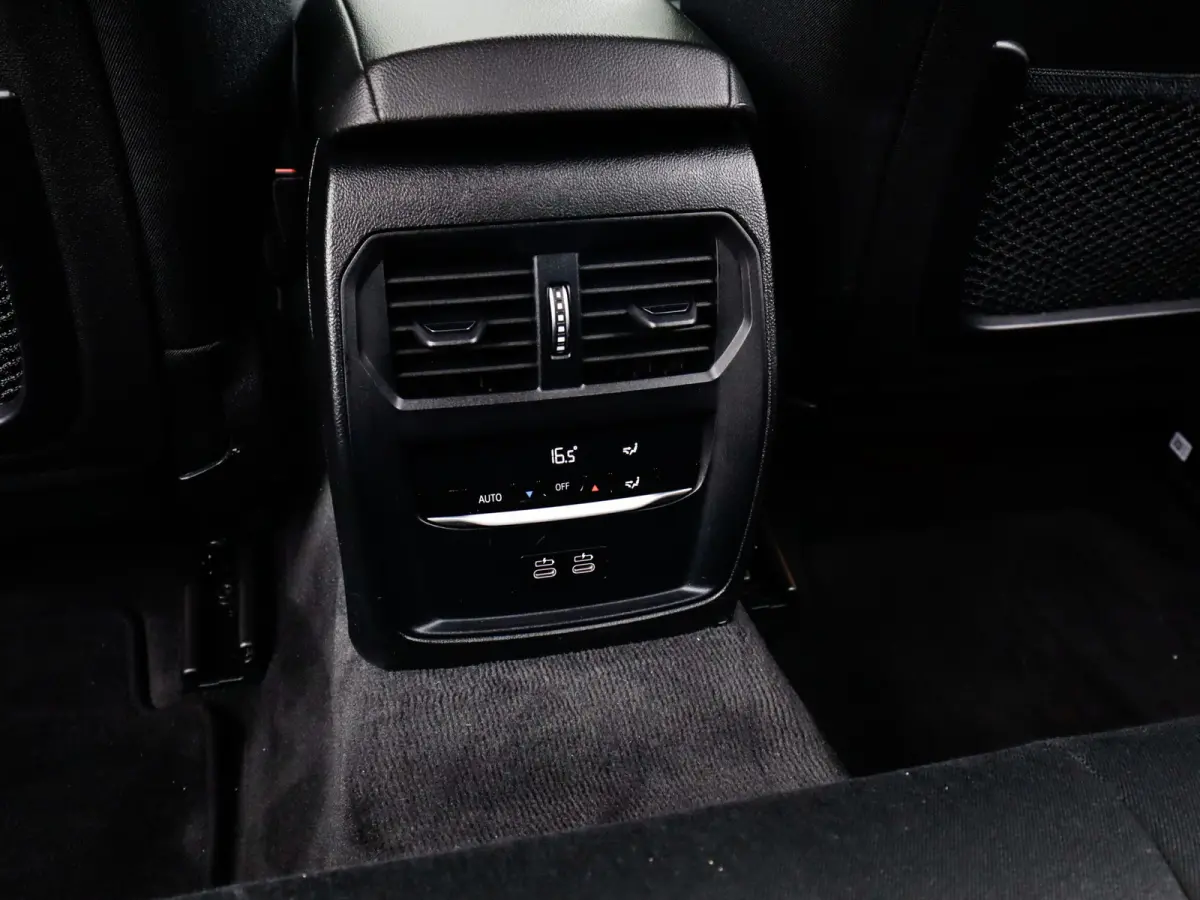 320i Business Edition 1e-Eig. & Dealer-Onderh. BOVAG-Garantie. NL-Auto.