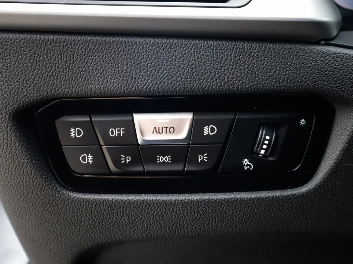 320i Business Edition 1e-Eig. & Dealer-Onderh. BOVAG-Garantie. NL-Auto.