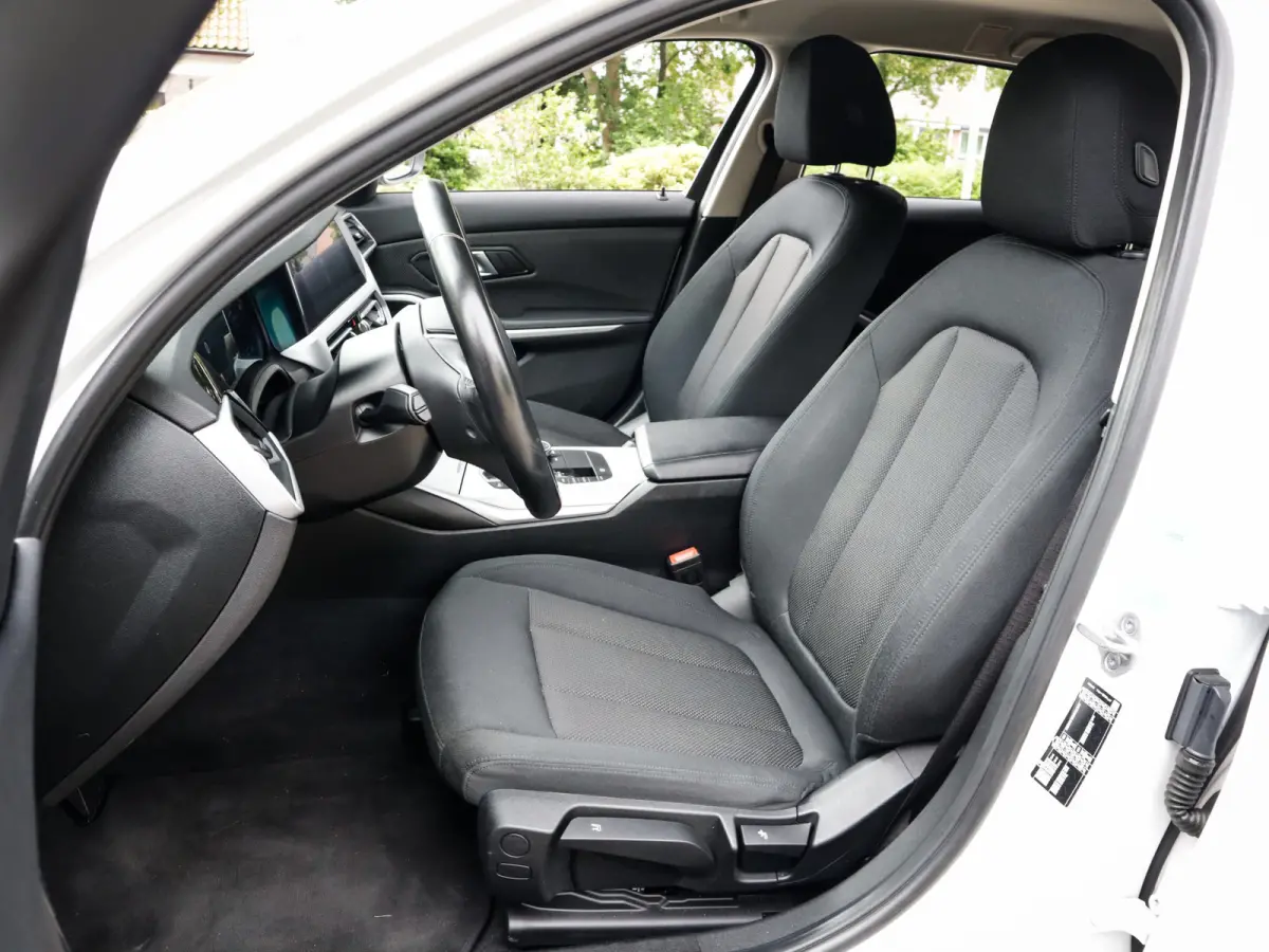 320i Business Edition 1e-Eig. & Dealer-Onderh. BOVAG-Garantie. NL-Auto.