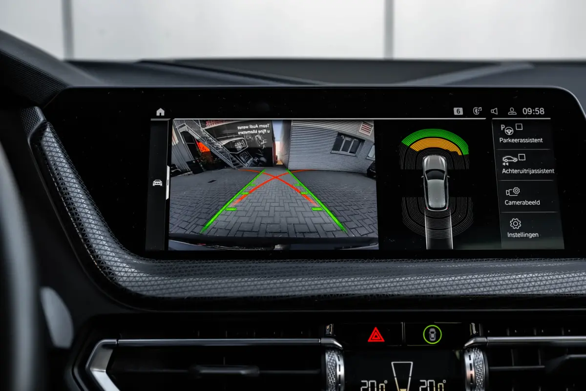 M135i xDrive High Executive 306 PK | Panoramadak | Harman Kardon | Geheugen Stoelen | Stuurverwarming