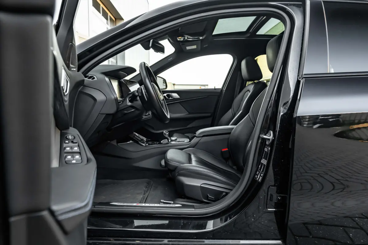 M135i xDrive High Executive 306 PK | Panoramadak | Harman Kardon | Geheugen Stoelen | Stuurverwarming