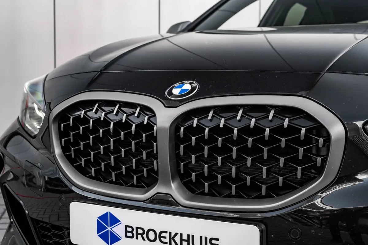 M135i xDrive High Executive 306 PK | Panoramadak | Harman Kardon | Geheugen Stoelen | Stuurverwarming