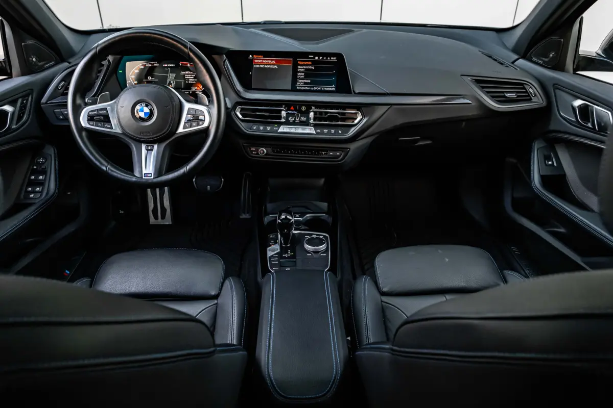 M135i xDrive High Executive 306 PK | Panoramadak | Harman Kardon | Geheugen Stoelen | Stuurverwarming