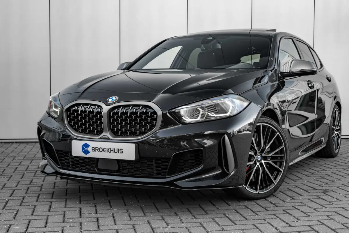 M135i xDrive High Executive 306 PK | Panoramadak | Harman Kardon | Geheugen Stoelen | Stuurverwarming