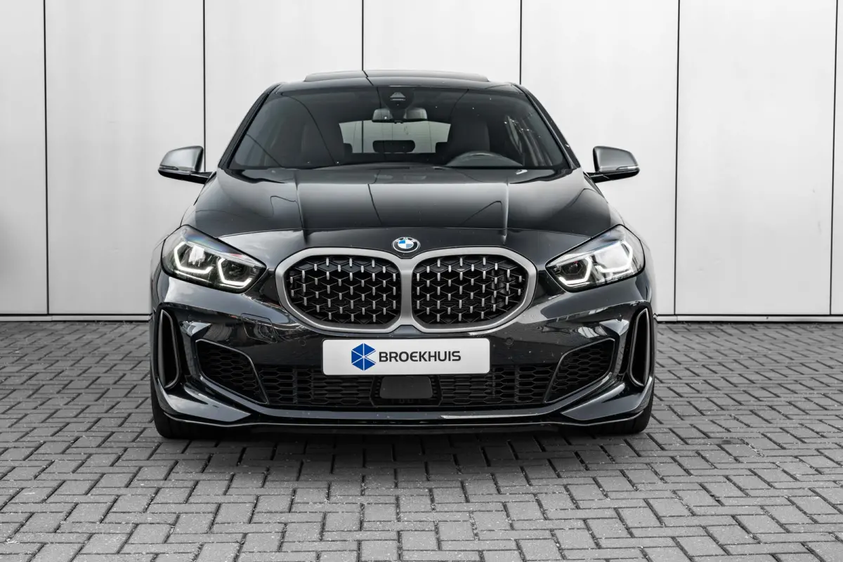M135i xDrive High Executive 306 PK | Panoramadak | Harman Kardon | Geheugen Stoelen | Stuurverwarming