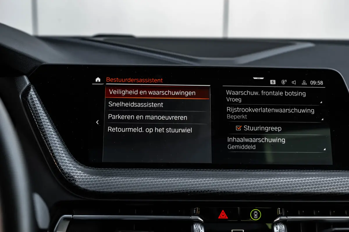 M135i xDrive High Executive 306 PK | Panoramadak | Harman Kardon | Geheugen Stoelen | Stuurverwarming