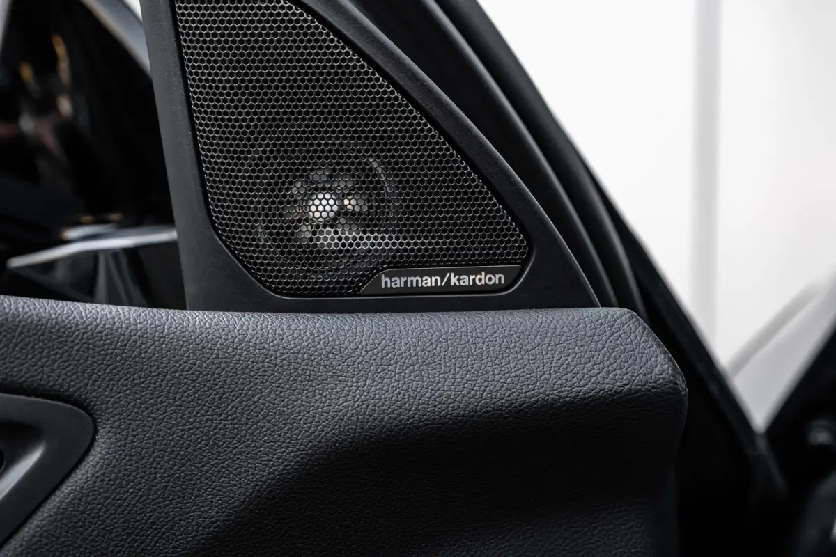 M135i xDrive High Executive 306 PK | Panoramadak | Harman Kardon | Geheugen Stoelen | Stuurverwarming