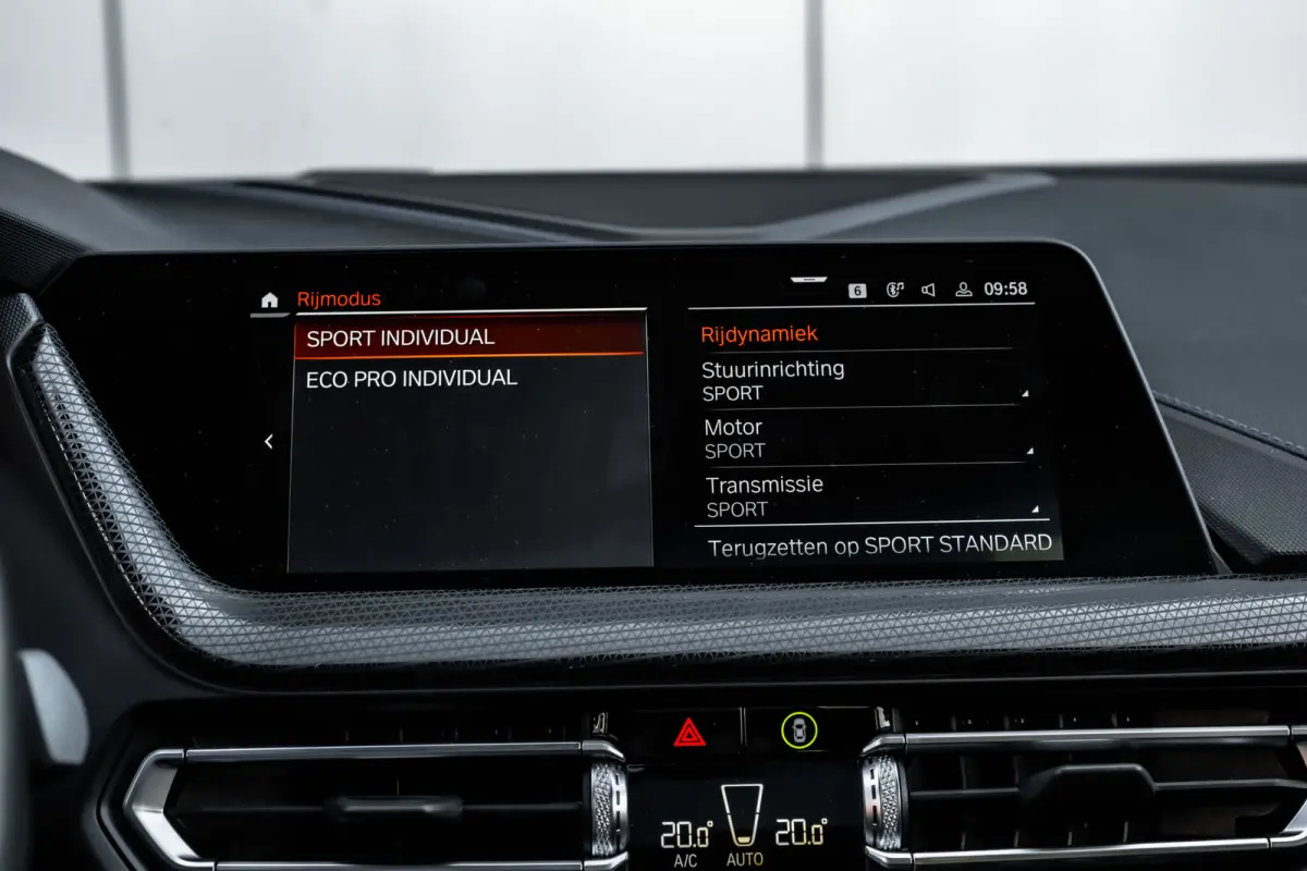 M135i xDrive High Executive 306 PK | Panoramadak | Harman Kardon | Geheugen Stoelen | Stuurverwarming