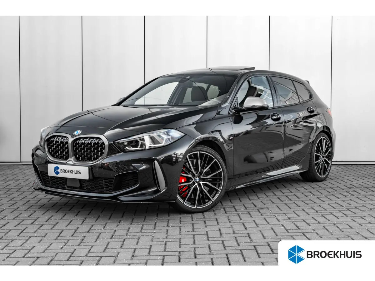 M135i xDrive High Executive 306 PK | Panoramadak | Harman Kardon | Geheugen Stoelen | Stuurverwarming