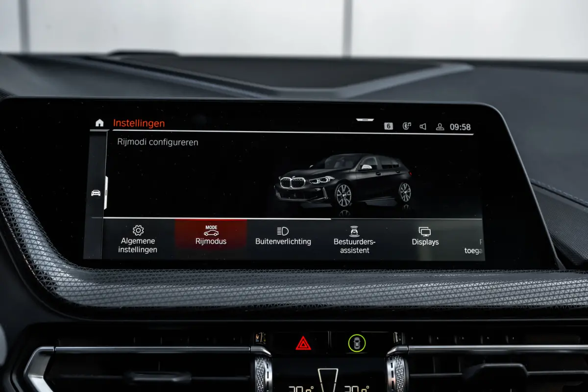 M135i xDrive High Executive 306 PK | Panoramadak | Harman Kardon | Geheugen Stoelen | Stuurverwarming