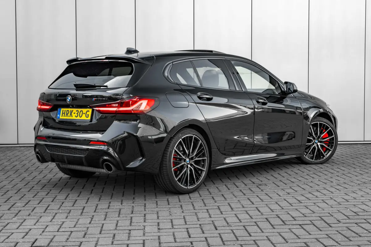 M135i xDrive High Executive 306 PK | Panoramadak | Harman Kardon | Geheugen Stoelen | Stuurverwarming