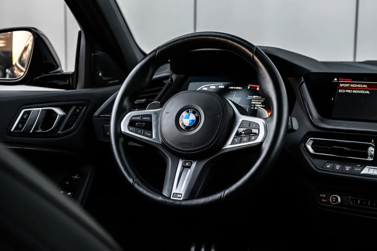 M135i xDrive High Executive 306 PK | Panoramadak | Harman Kardon | Geheugen Stoelen | Stuurverwarming