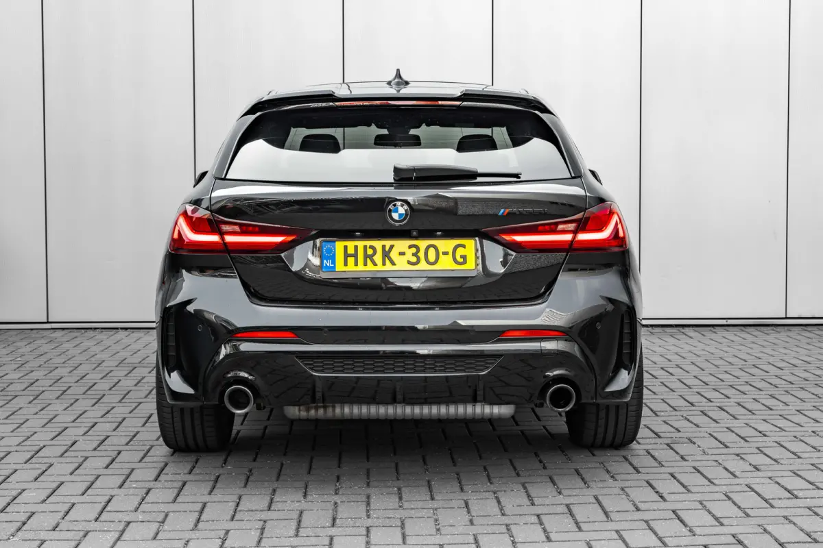 M135i xDrive High Executive 306 PK | Panoramadak | Harman Kardon | Geheugen Stoelen | Stuurverwarming
