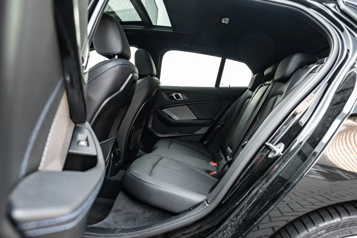 M135i xDrive High Executive 306 PK | Panoramadak | Harman Kardon | Geheugen Stoelen | Stuurverwarming