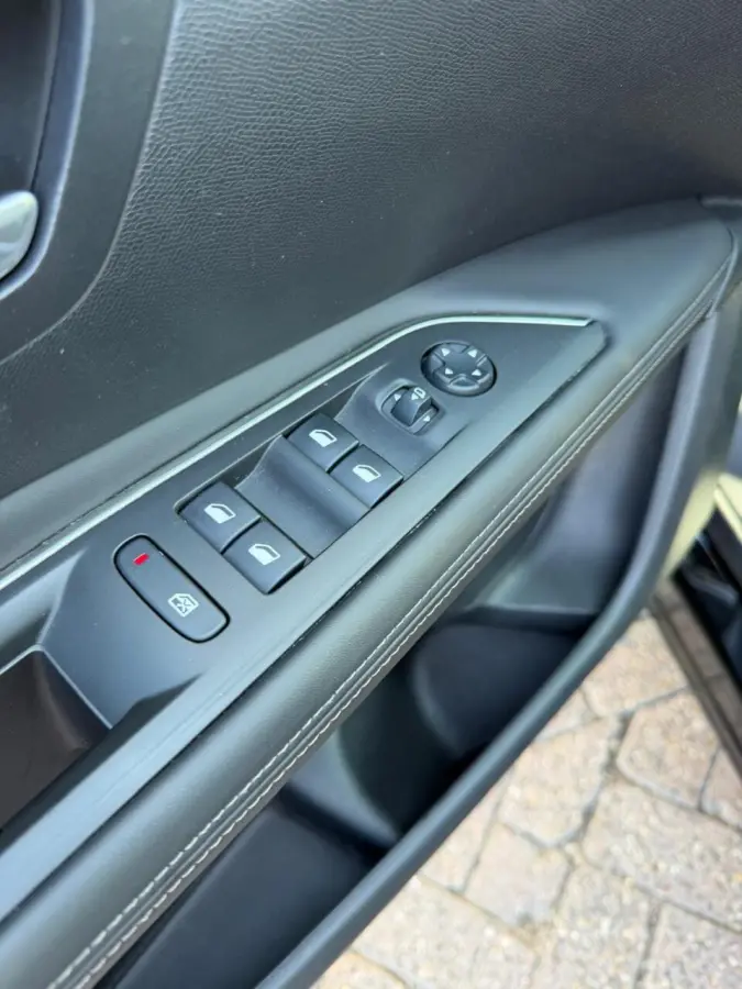 1.6e-THP Allure/CLIMA/AUT/CARPLAY/PARKS/APK/NAP