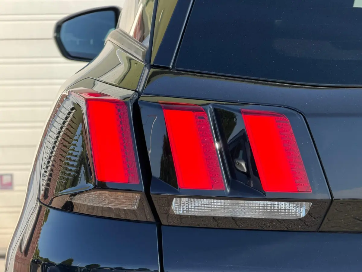 1.6e-THP Allure/CLIMA/AUT/CARPLAY/PARKS/APK/NAP