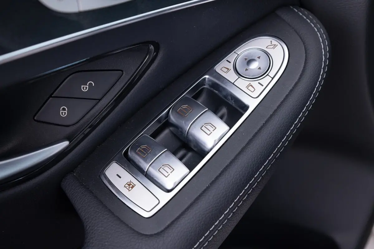 300 de 4MATIC Premium Plus | PANORAMADAK | EL. STOELEN | Full LED | SOH 98.8% PHEV Plug-in Hybrid DIESEL *2000kg trekgewicht*