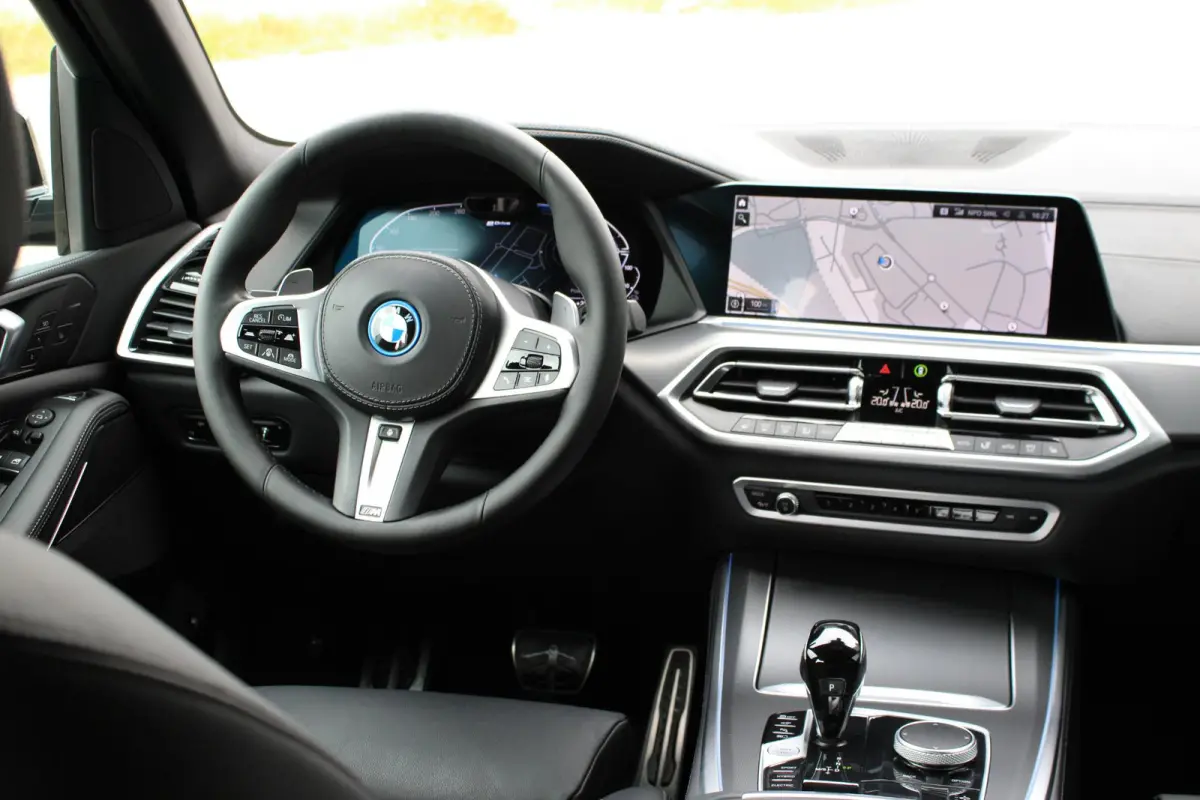 xDrive45e m Sport Manhattan | Trekhaak | Laser | Comfort Access | 22 " Zwart | HeadUp | DealerOnderhouden | BTW | Onderhoudscontract | 93% Accucapaciteit SOH