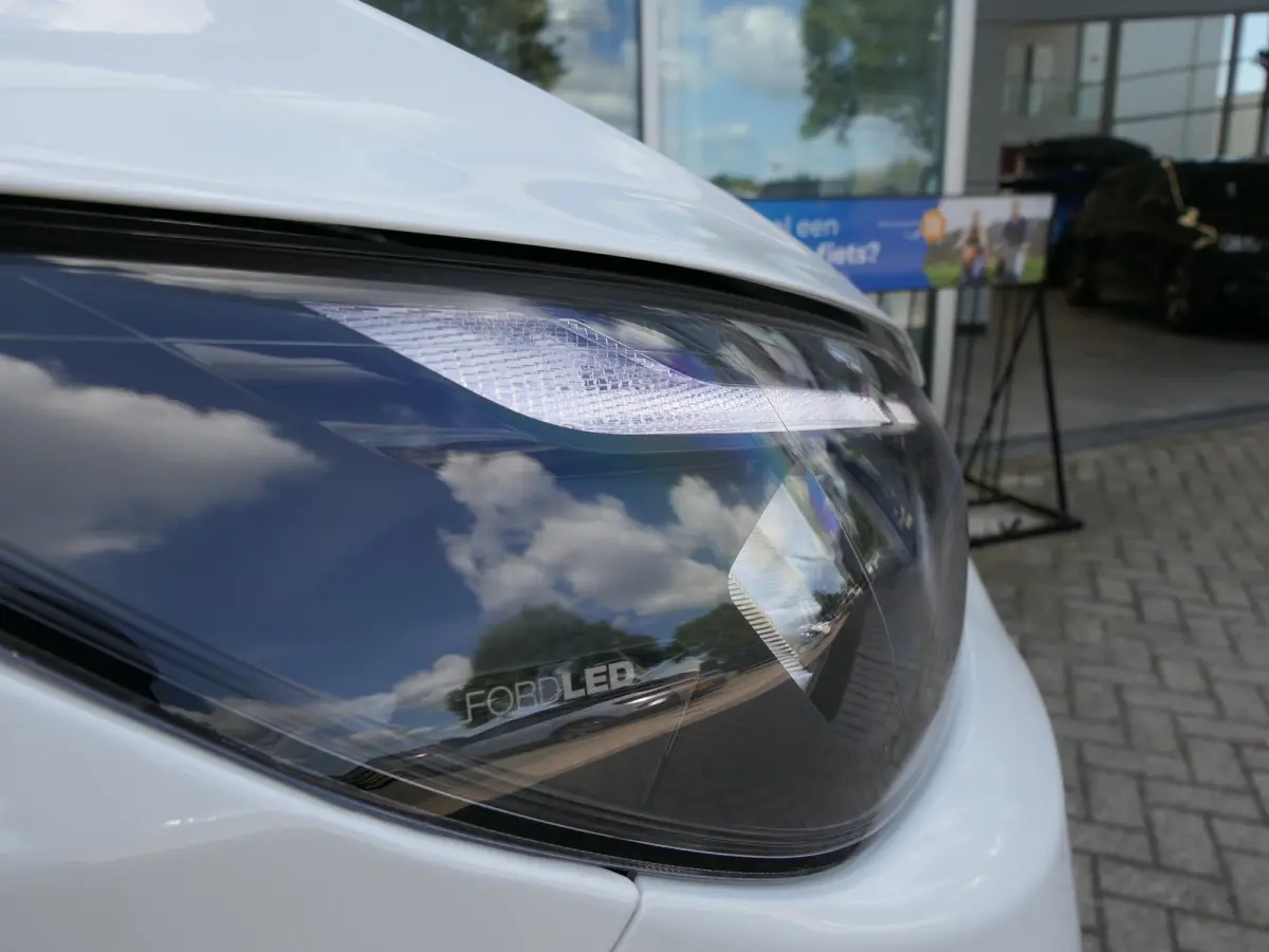 320 L1H1 Trend 71 kWh | 218pk | Camera | CarPlay/Android Auto | Bijrijders Bank | Stoel/Stuur Verwarming | LED | Voorruit Verwarming
